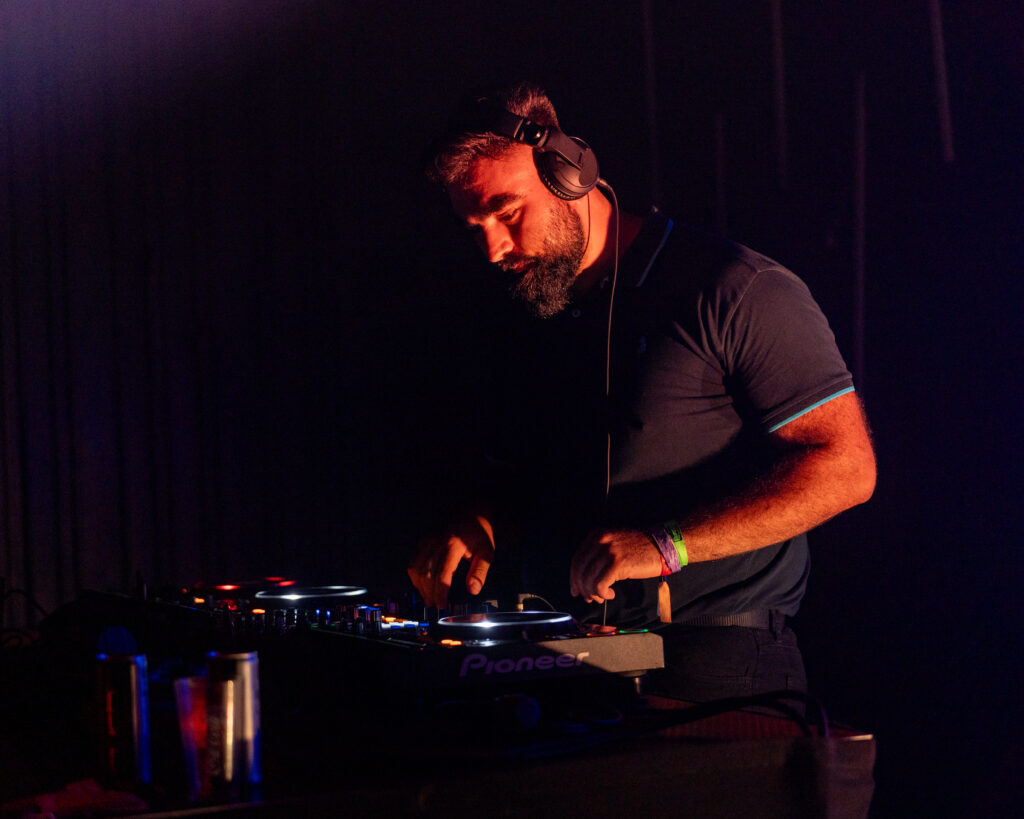 DJ aan het werk achter een Pioneer mengtafel